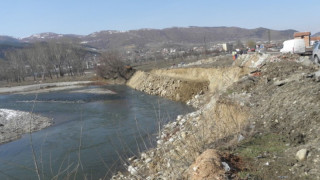 Кола падна в Струма
