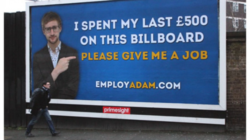 Младеж търси работа с билборд | StandartNews.com