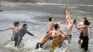 Ученик хвана кръста в Пазарджик