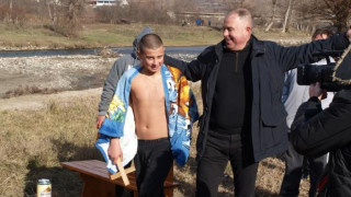 Осмокласник засрами мъжете за кръста в Симитли