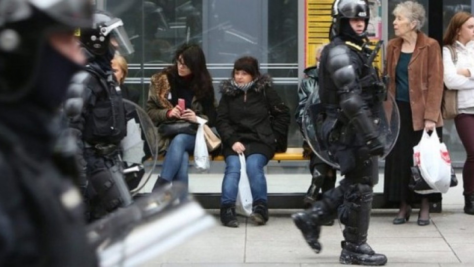 Бой с камъни рани 60 полицаи в Ирландия | StandartNews.com