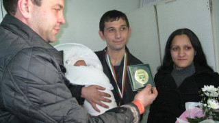 Първото бебе на Гоце Делчев със знака на града   