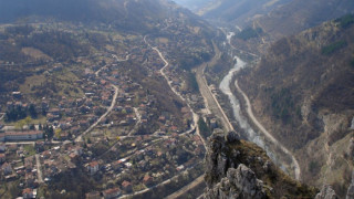 Скала затапи пътя по Искърското дефиле
