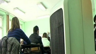 Ученици си носят печки в клас
