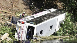 Автобус падна в пропаст, 29 души загинаха