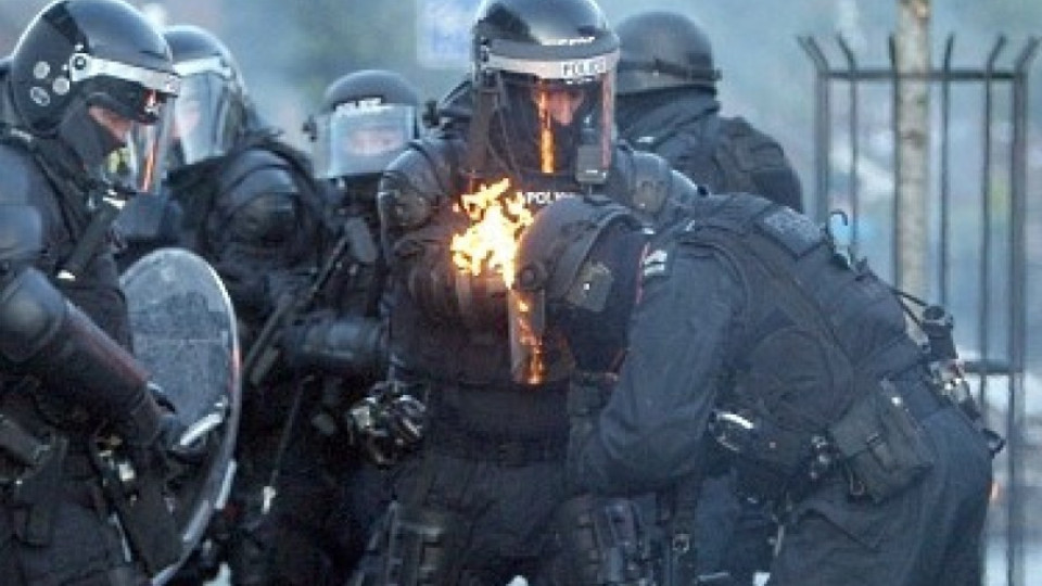 29 полицаи ранени в Белфаст | StandartNews.com