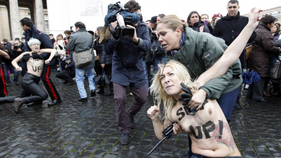 Голи гърди срещу папата | StandartNews.com