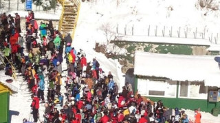 Хиляди висят на опашка за ски на Витоша