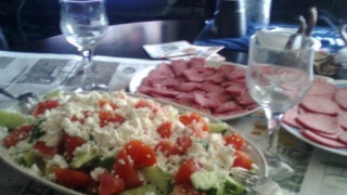 Пием евтина ракия със "солена" салата