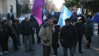 Оръжейници грабват метлите и лопатите