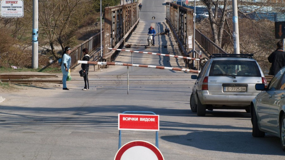 Опасен мост виси над Струма | StandartNews.com