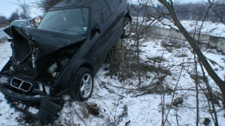 БМВ се преобърна по таван, потроши три жени