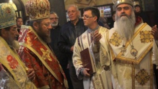 Дядо Кирил води служба за патриарх Евтимий