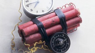Бомба рани двама в гръцки мол