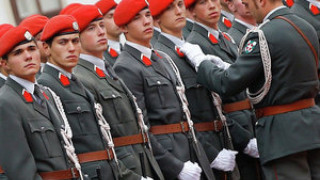 Австрия с референдум остави задължителната военна служба