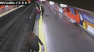 Жена падна на релсите в метрото (видео)