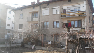 Стоянка удушена за спорен имот 