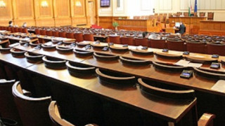 Депутатите си замразяват заплатите от февруари