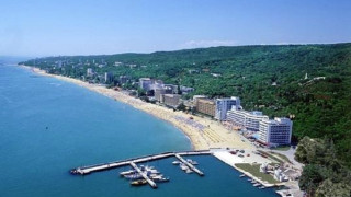 Водолази пускат тръбите в морето на Златните