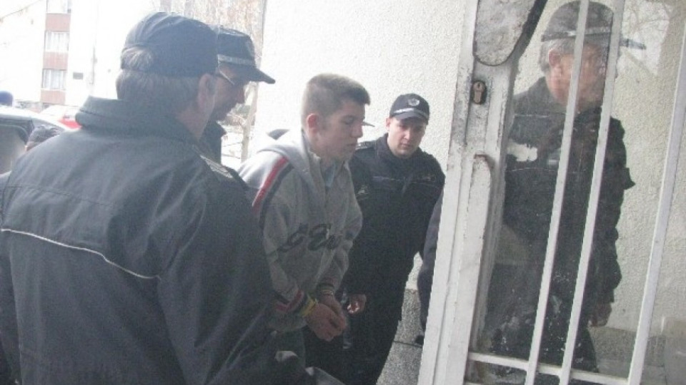 Затвор вместо университет за Джуни     | StandartNews.com