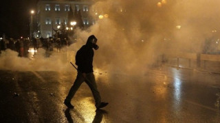 Гърция стачкува под носа на кредиторите