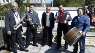 Бели престилки в оркестър "Хипократ"   