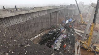 Фойерверки бутнаха мост над пропаст