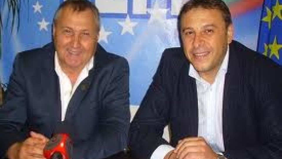 Връчиха карти на България на губернатор и кмет | StandartNews.com