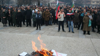 Бунт на свещи и запалени сметки за ток