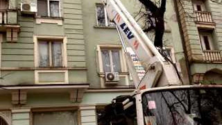 Падаща мазилка едва не уби мъж