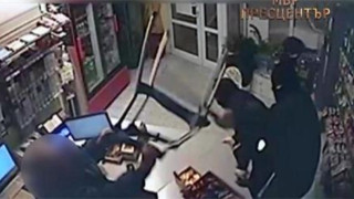 Бензинджията натупал крадците със стол