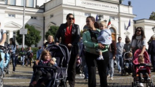 Майки и татковци на бунт срещу мизерията