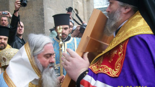 Златен кръст помага на Кирил за патриарх