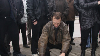 Целят ЧЕЗ с яйца
