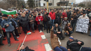 Счупени прозорци и арести на протеста във Варна