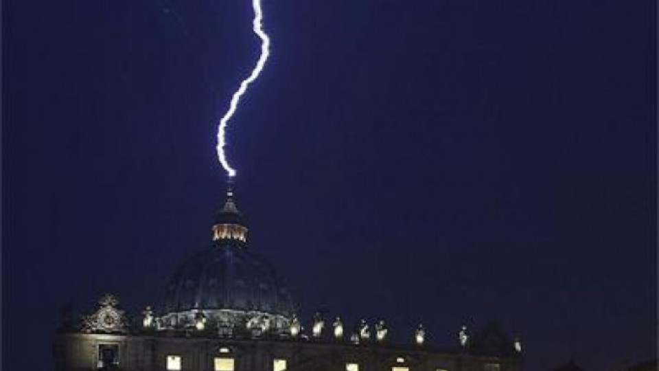 Божият гняв се стовари върху Ватикана (ВИДЕО) | StandartNews.com