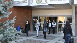 Наказват преподавателка за псувни