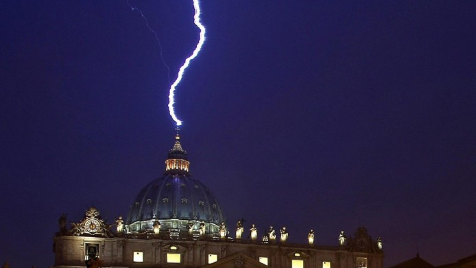 Мълния удари Ватикана | StandartNews.com
