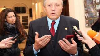 Учителите пак плашат Воденичаров със стачка