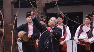 Лозето не ще политика, а мотика   