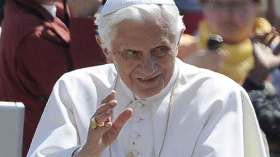 Папата ще живее с четири монахини | StandartNews.com
