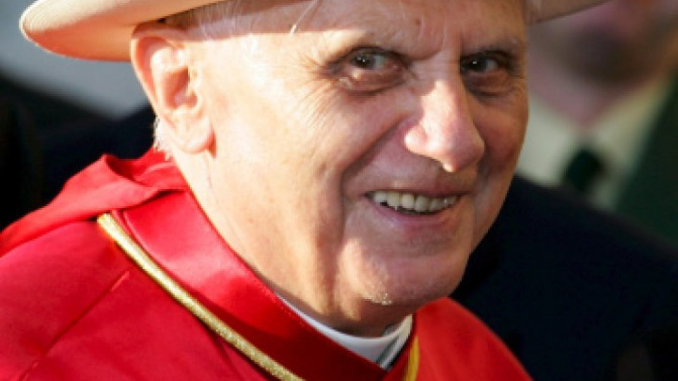 Шапките на папа Бенедикт XVI | StandartNews.com