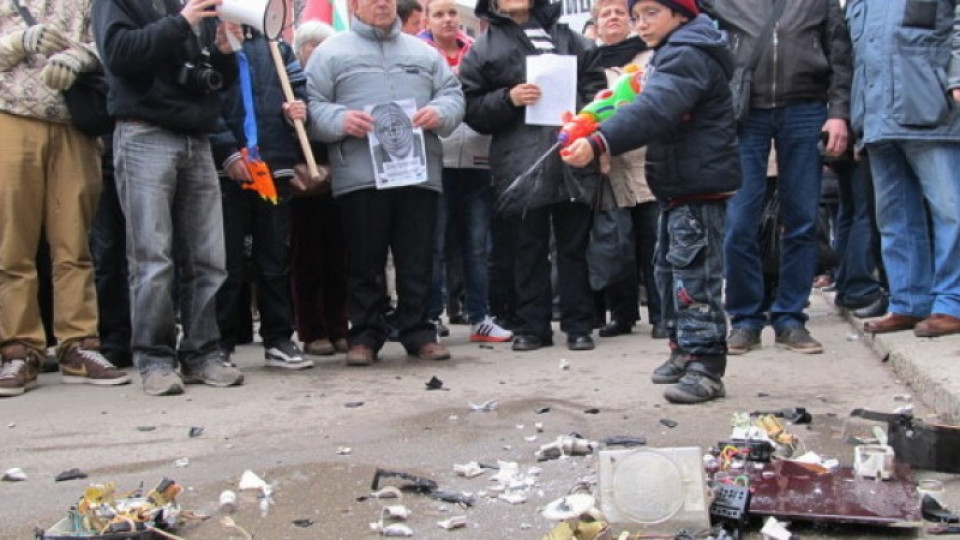 Протестиращи трошат електромери с чук | StandartNews.com