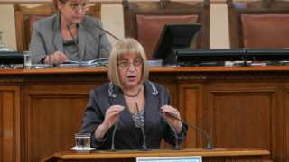 Цачева: Протестите показват, че има проблем