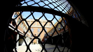 Майка носи сладки с наркотик в затвора