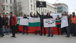 Протестиращи трошат електромери