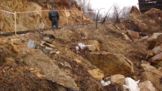 Свлачище отнесе половината шосе за Кочан