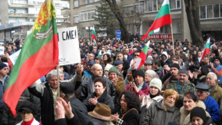 Протестиращите се преклониха пред Апостола