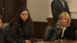 Изгониха от протест бунтарка на Бойко