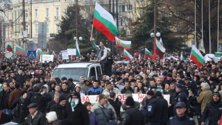 Протестът продължава